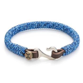 Orion I es una pulsera de cuero forrada de paracord y gancho de zamak