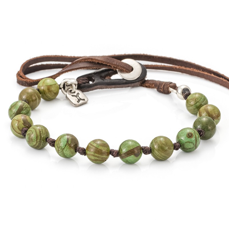 Rumi X es una pulsera de cuero con cuentas de piedra jaspe verde