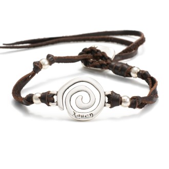 Sayani VIII es una pulsera de cuero con pieza con forma de espiral